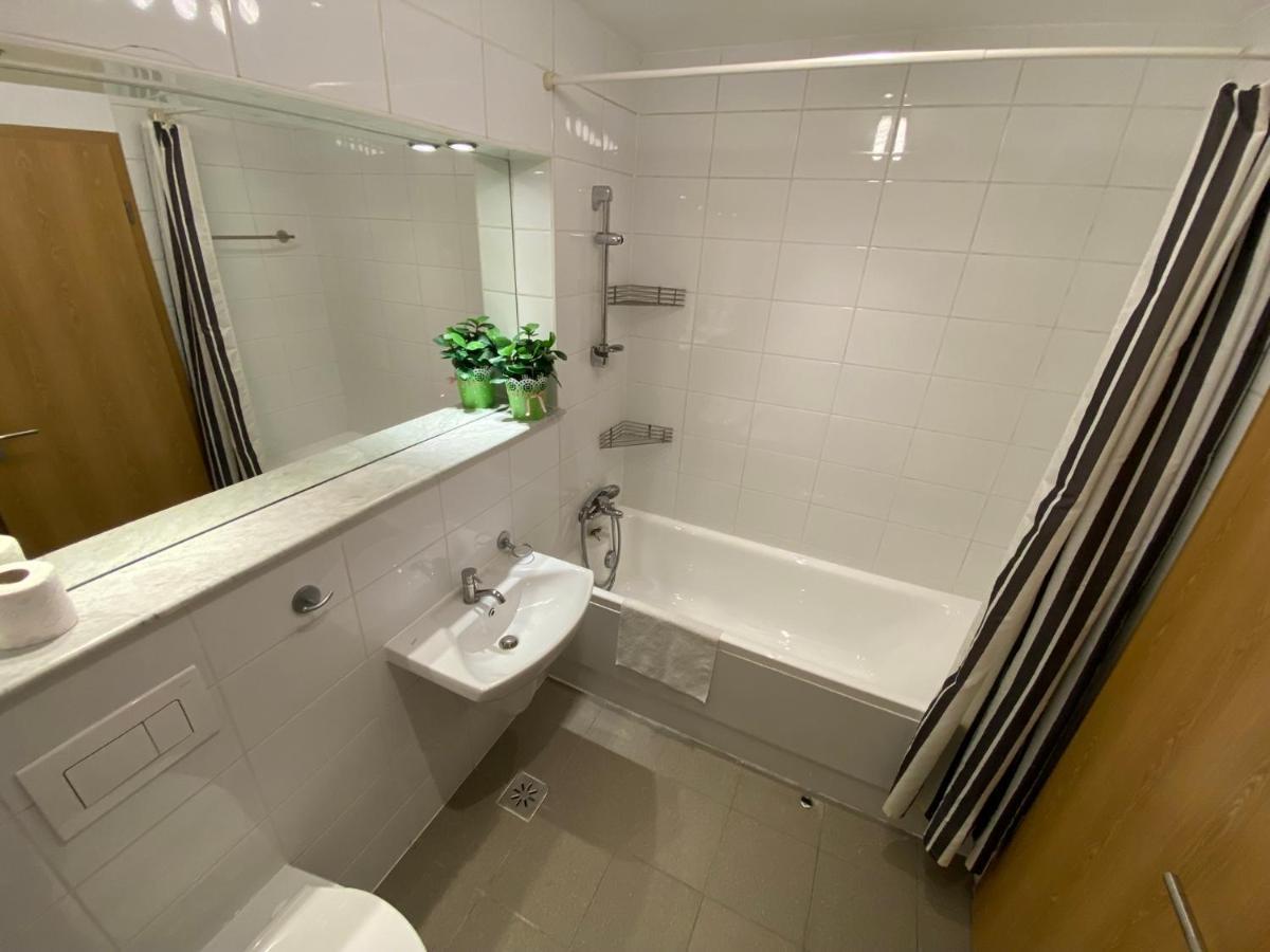 Green Apartment 214 With Private Parking Bukarest Exterior foto